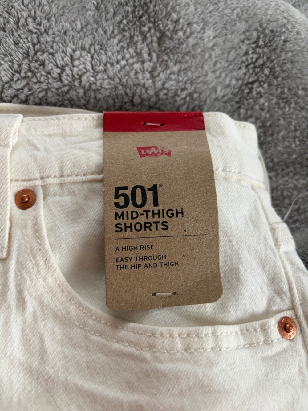 Levi 501 Mid-Thigh Short - Picture 2 of 5